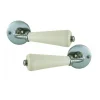 Outlet Poignée de porte sur rosace canon porcelaine ecru/satiné