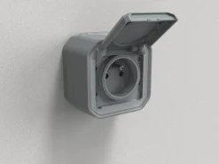 Outlet LEGRAND Prise de courant avec terre étanche à volet Plexo 16A 250V