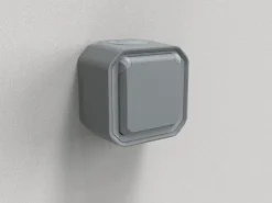 Outlet LEGRAND Prise de courant avec terre étanche à volet Plexo 16A 250V