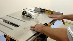 PEUGEOT OUTILLAGE Scie de table avec aspirateur